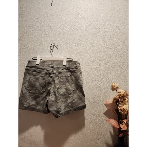Spanx Women's Camo‎ Shorts Medium Pull-On Stretch Comfortable High-Rise Casual - Picture 1 of 5
